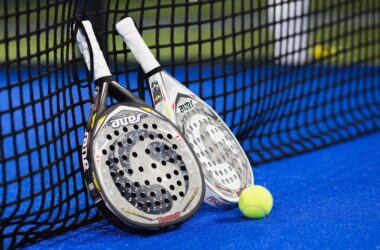 HOW TO CHOOSE A PADEL RACKET: THE ULTIMATE GUIDE 2022